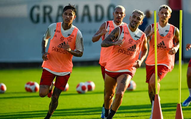Trave de futebol ao amanhecer, com neblina sobre o campo